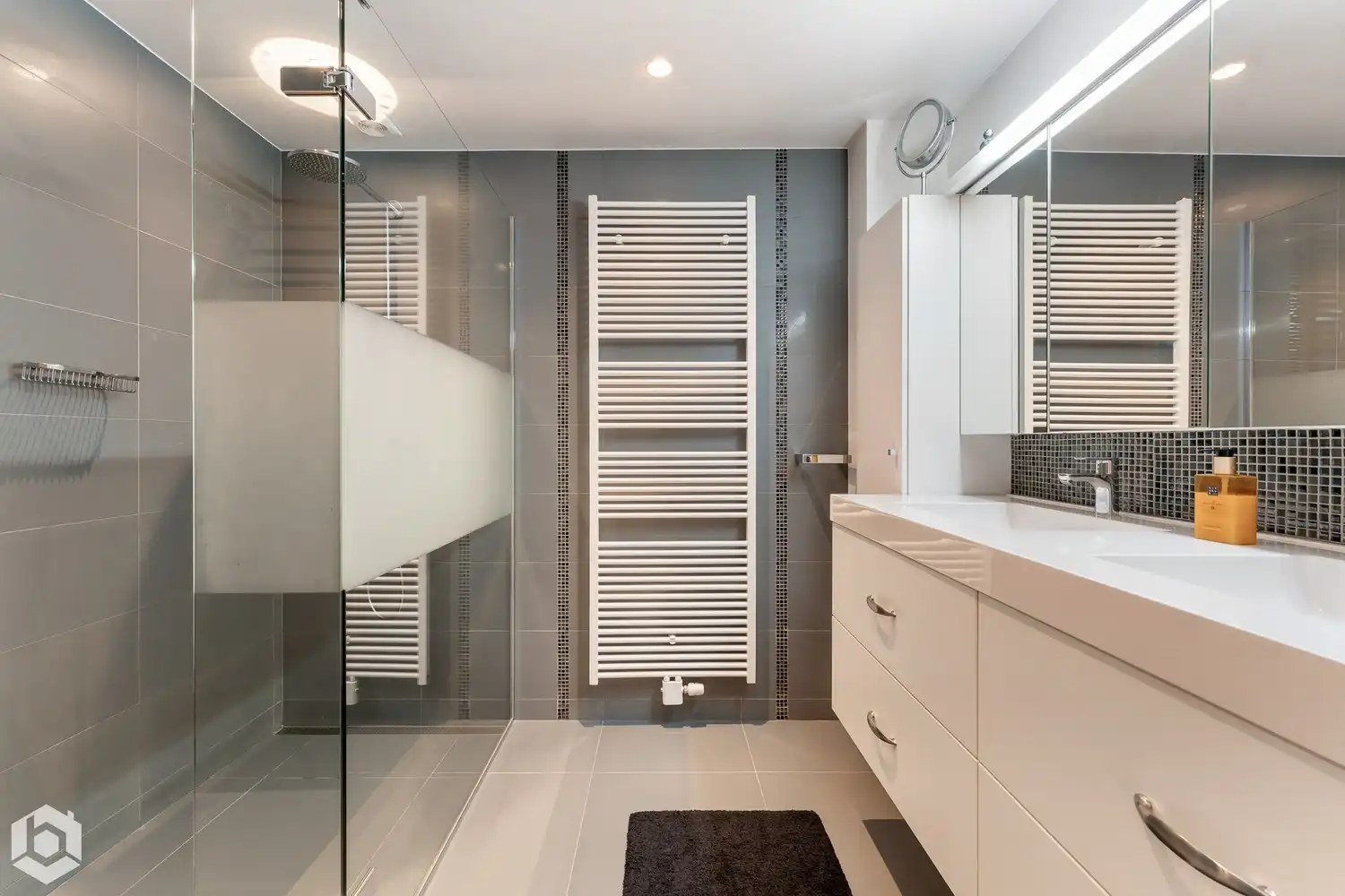 Exclusief gelijkvloers appartement met 2slpkrs, prachtige tuin en zwembad foto 18