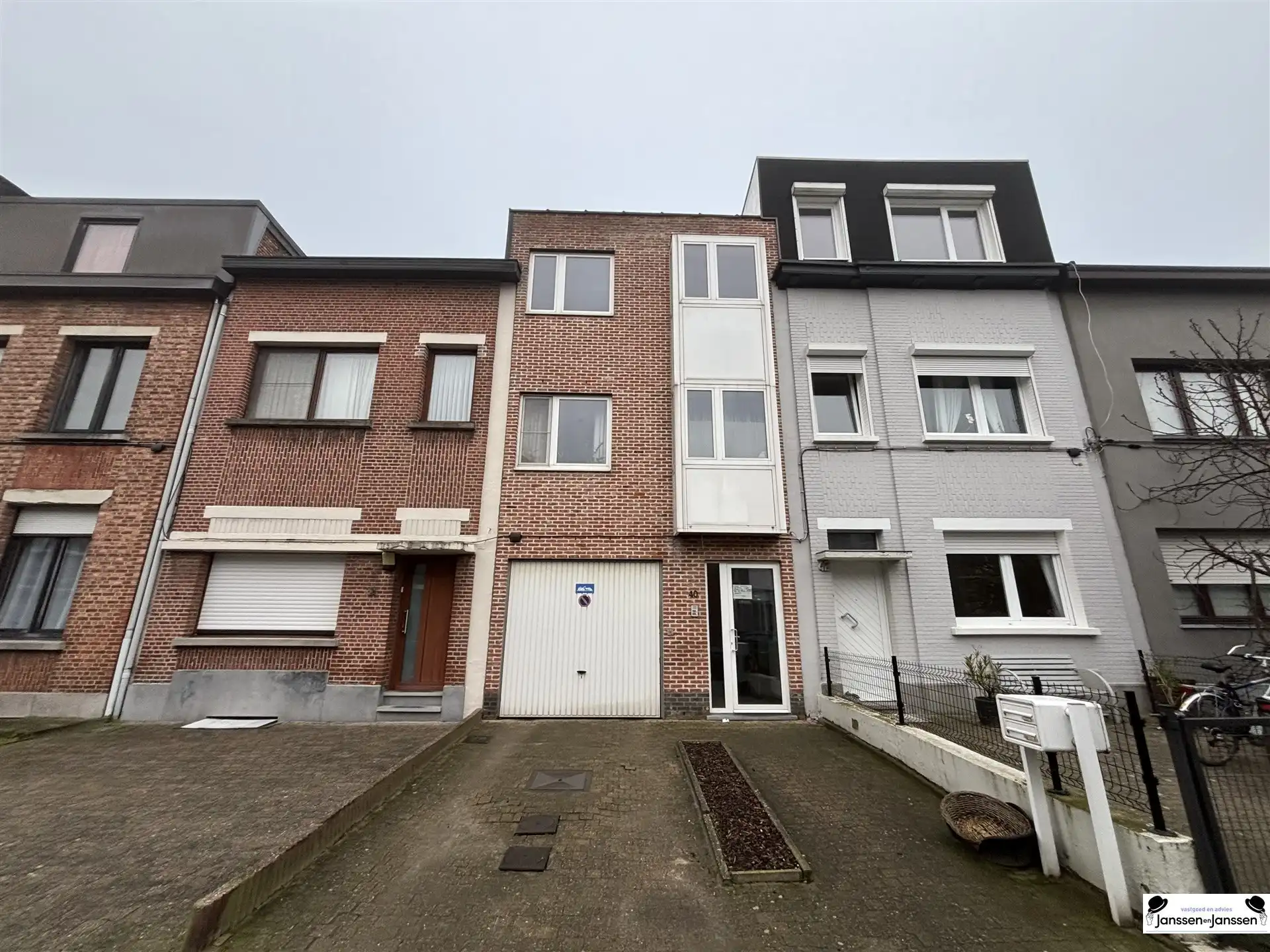 Ruim Magazijn van 332 m² met 13 overdekte parkeerplaatsen foto 11