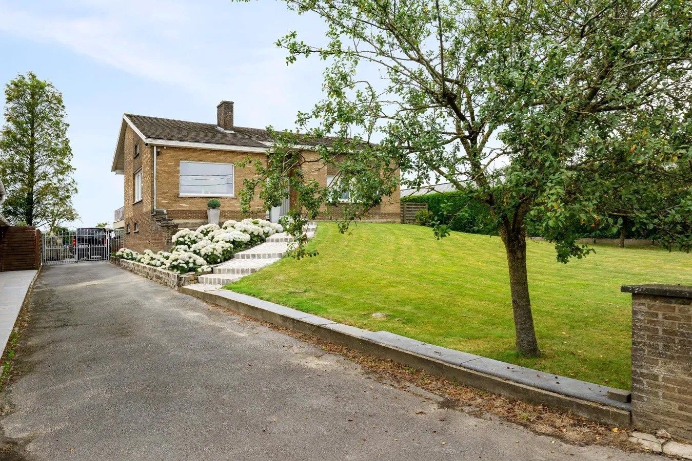 ALLEENSTAANDE WONING OP 1.037 m² MET MAAR LIEFST 375 m² BRUIKBAAR VLOEROPP!!! foto 14