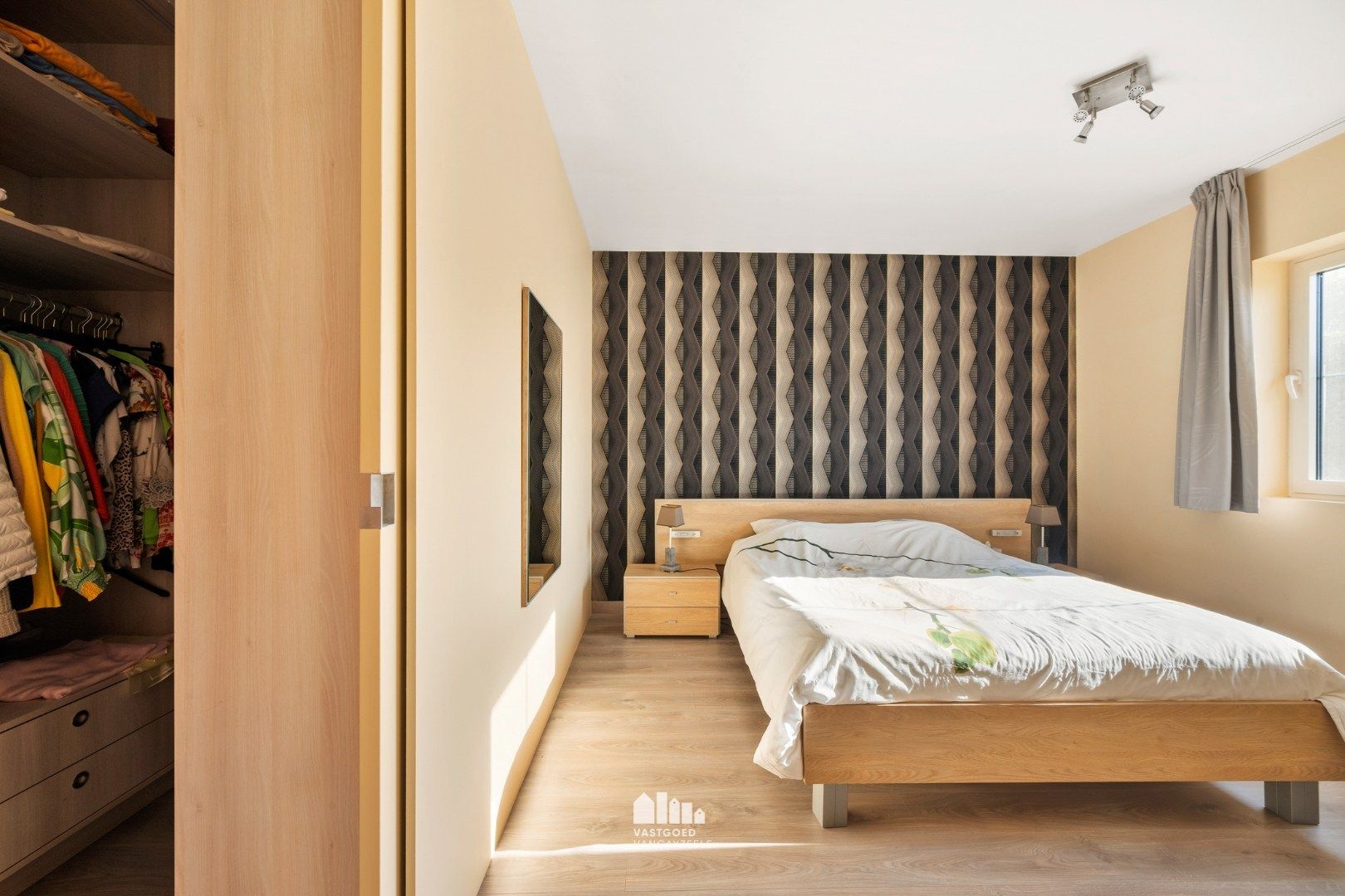 Goed onderhouden villa met grote tuin en twee garages op centrale ligging.   foto 16