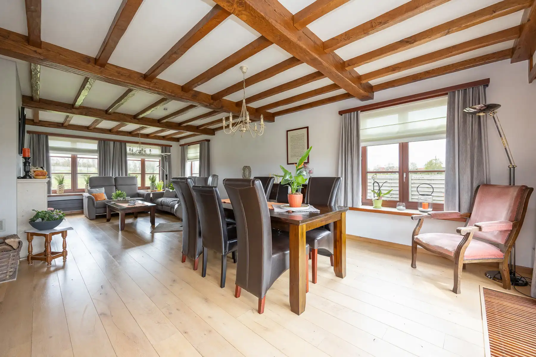 Rustig gelegen gezinswoning met 5 slaapkamers op een perceel van 1.782m². foto 14