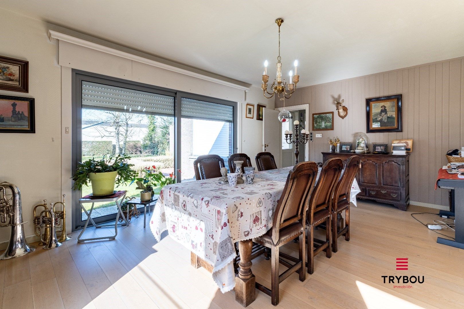 Ruime alleenstaande woning met inpandige garage, magazijn en aangelegde tuin op 1149m² foto 5