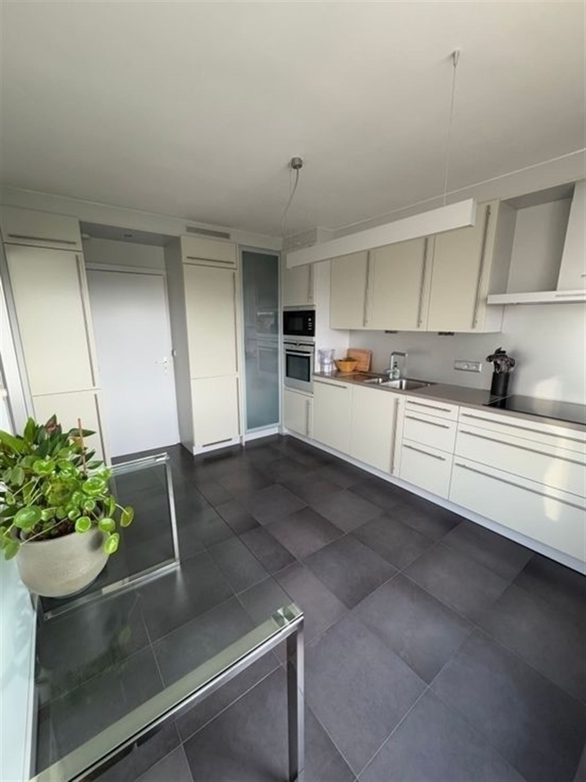 Zeer rustig gelegen hoekappartement met 2 slpks! foto 2