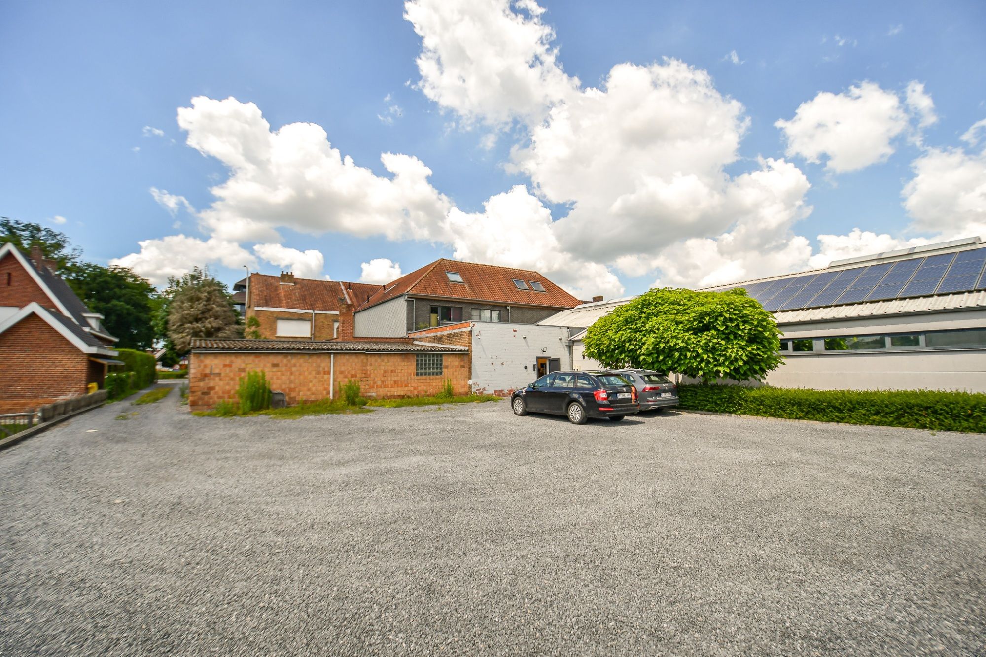 BEDRIJFSGEBOUW met PRIVE PARKING (min.15 wagens) - 11 KANTOORRUIMTES - BRUIKBARE OPP 685m² foto 2