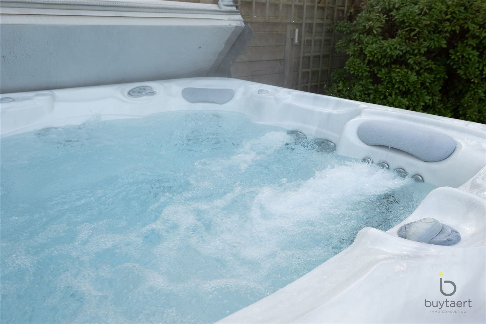 RUIMTE, RUST EN ONTSPANNING: MODERNE VILLA MET ZWEMBAD, SAUNA EN JACUZZI foto 36