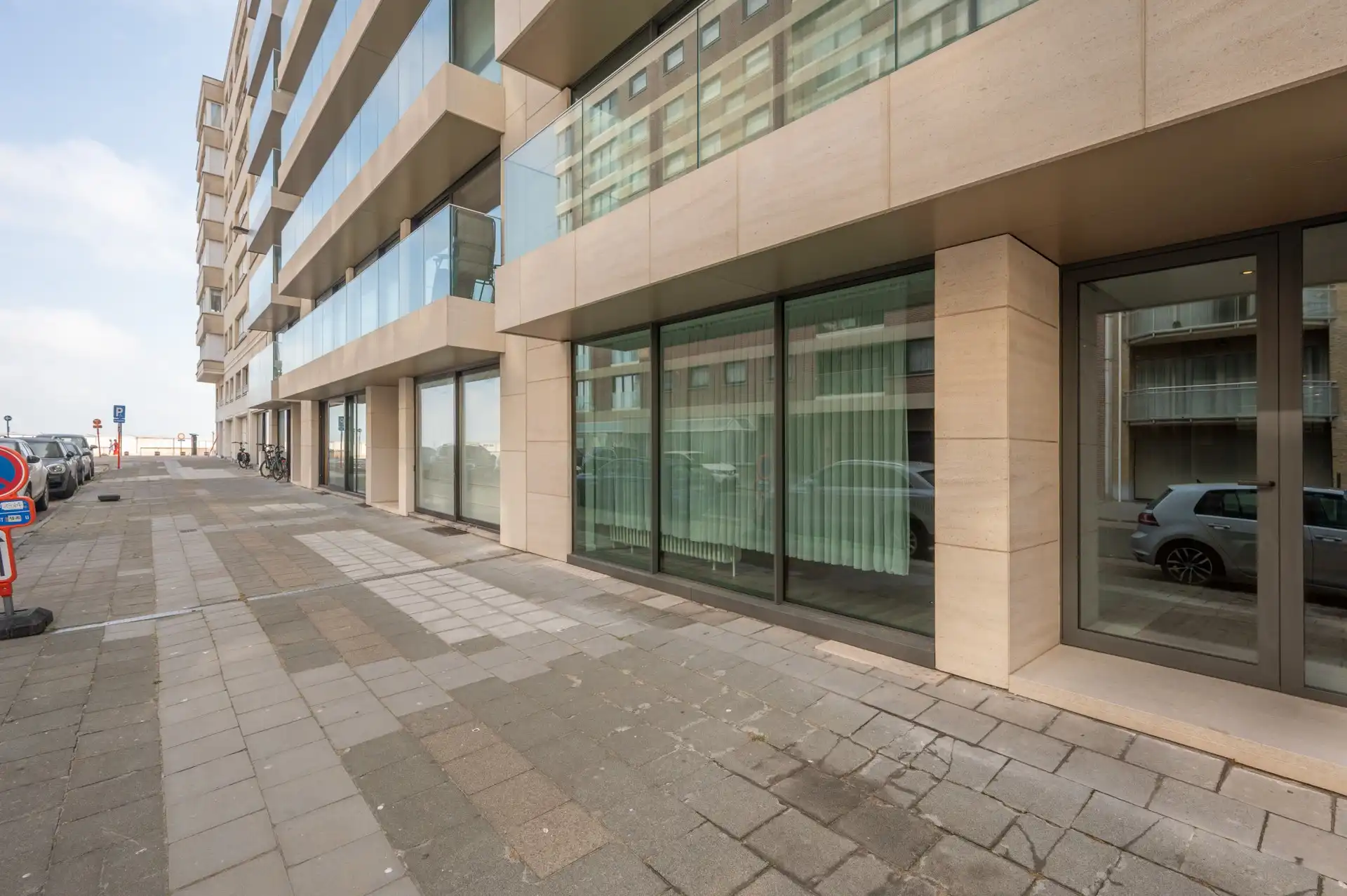 Ongemeubeld: ruim appartement in een zijstraat van de zeedijk! foto 10