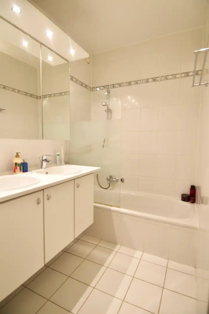 Appartement met frontaal zeezicht op de zeedijk in Nieuwpoort foto 17