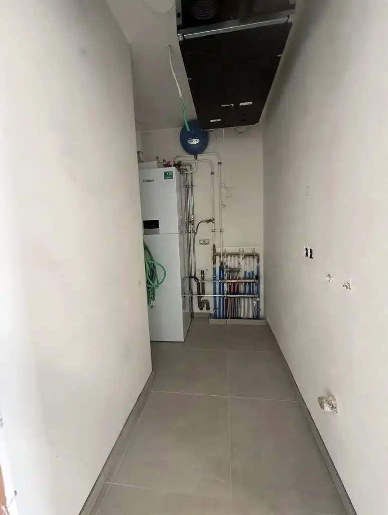 Zeer ruim 1 (+1)-slaapkamerappartement (BEN) op de eerste verdieping met uitzonderlijk zuidgericht terras van ca. 43 m² en ondergrondse parkeerplaats, in hartje Maaseik. foto 14