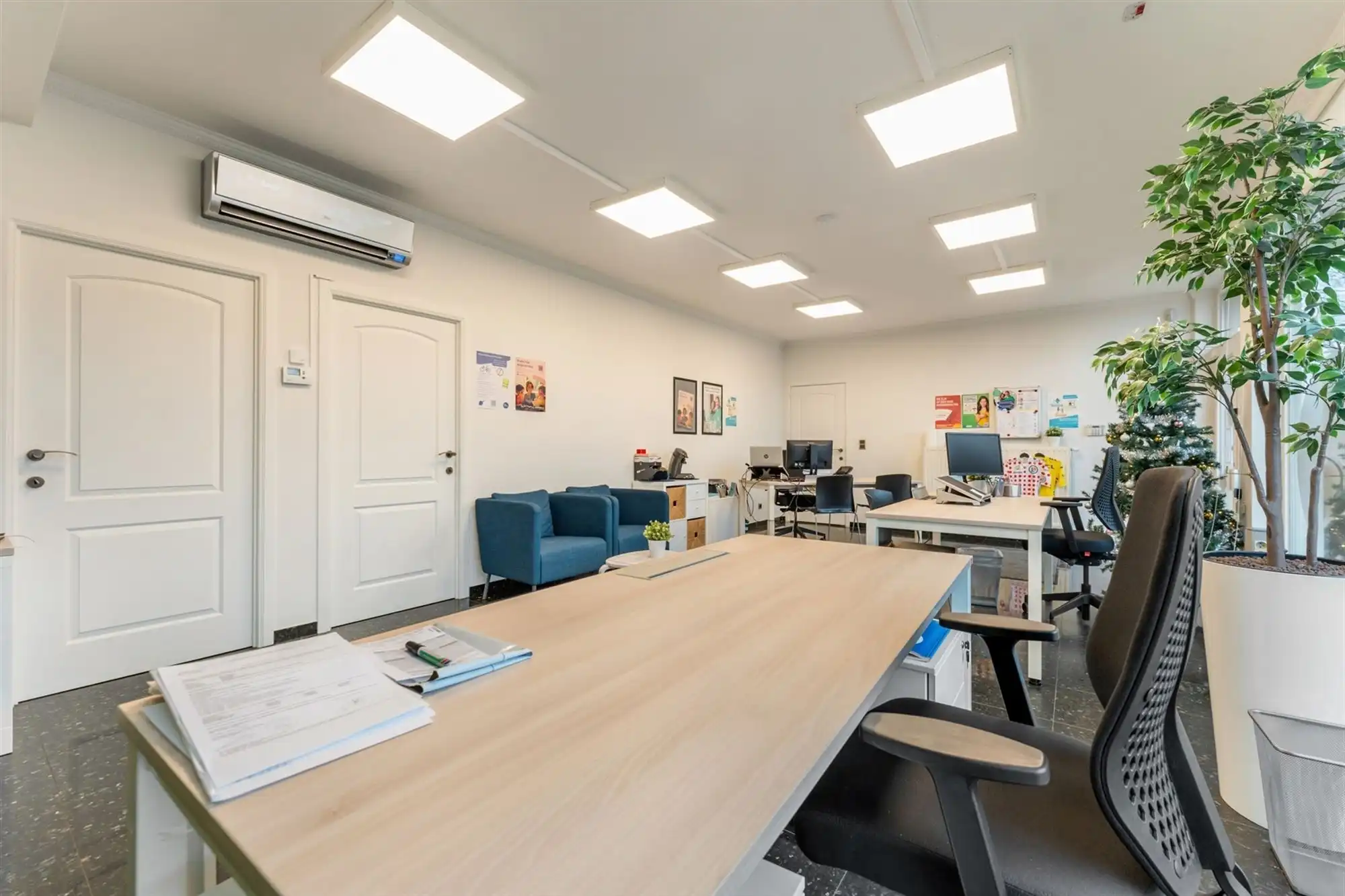 HANDELSPAND MET GOEDE VISIBILITEIT EN RUIME PARKING MET BOVENLIGGEND APPARTEMENT IN HEUSDEN-ZOLDER foto 4