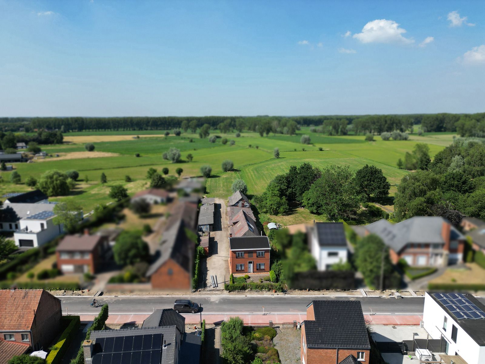 WONING MET AANPALENDE WEIDE EN VERSCHILLENDE BIJGEBOUWEN foto 8