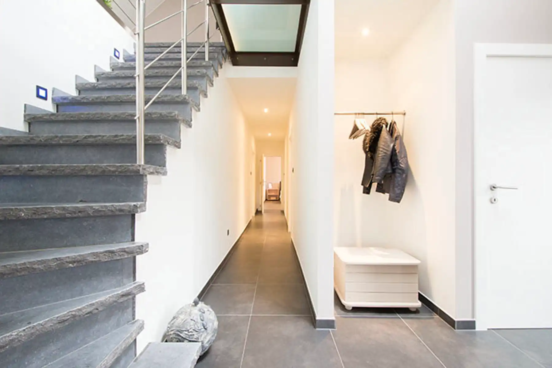 Prachtige ruime woning met 3 slaapkamers, airco en zonnepanelen en loods foto 11