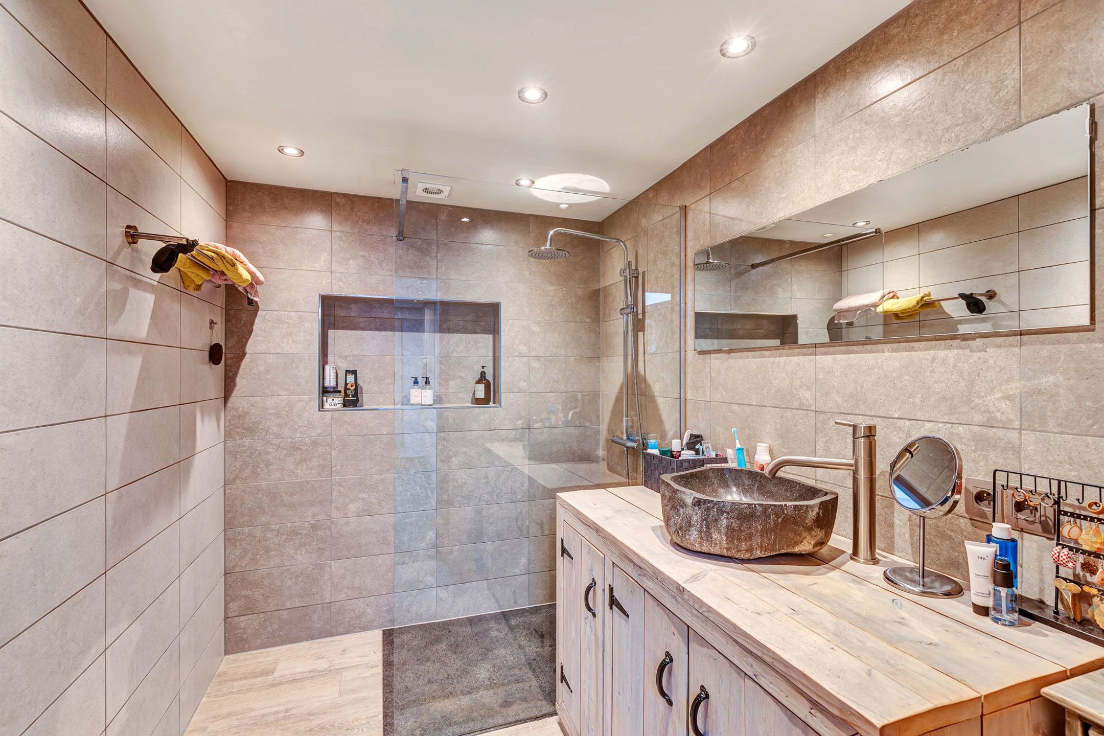 Instapklare gezinswoning met achteruitweg en garage te Deinze. foto 7