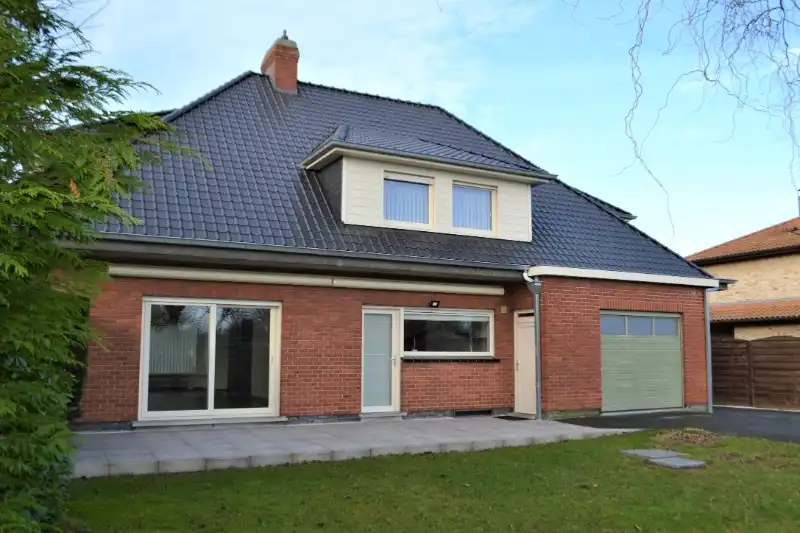 Vernieuwde woning met 4 slaapkamers foto 2