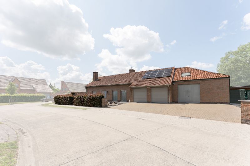 Hooglede. Zeer verzorgde gelijkvloerse villa met 3-4 slaapkamers, dubbele garage en kleine bergloods. Uiterst rustig gelegen overal dichtbij op een prachtige locatie! Ideaal voor bewoners met  extra bergruimte. foto 3