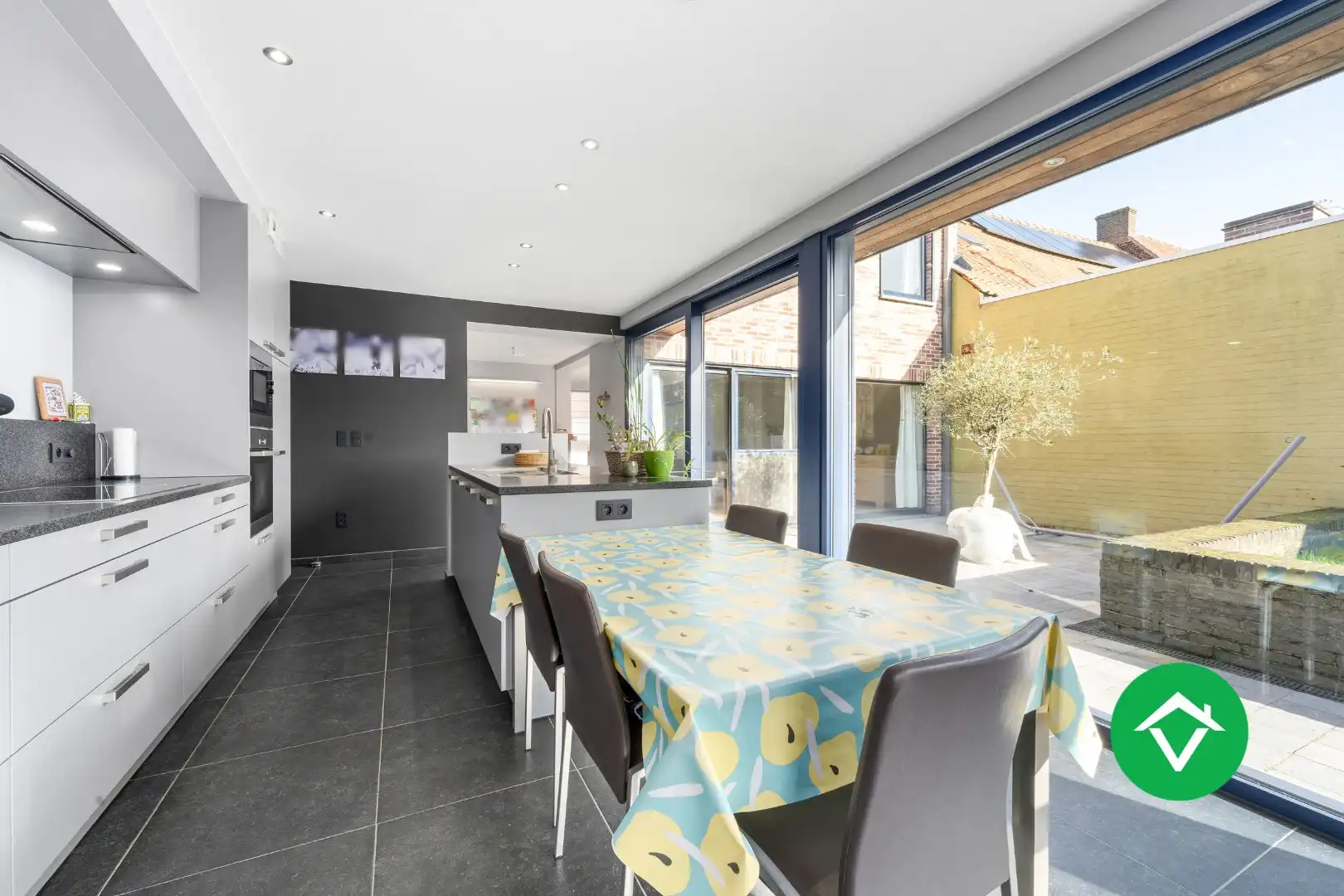 Instapklare woning met 4 slaapkamers en garage te Koekelare foto 7