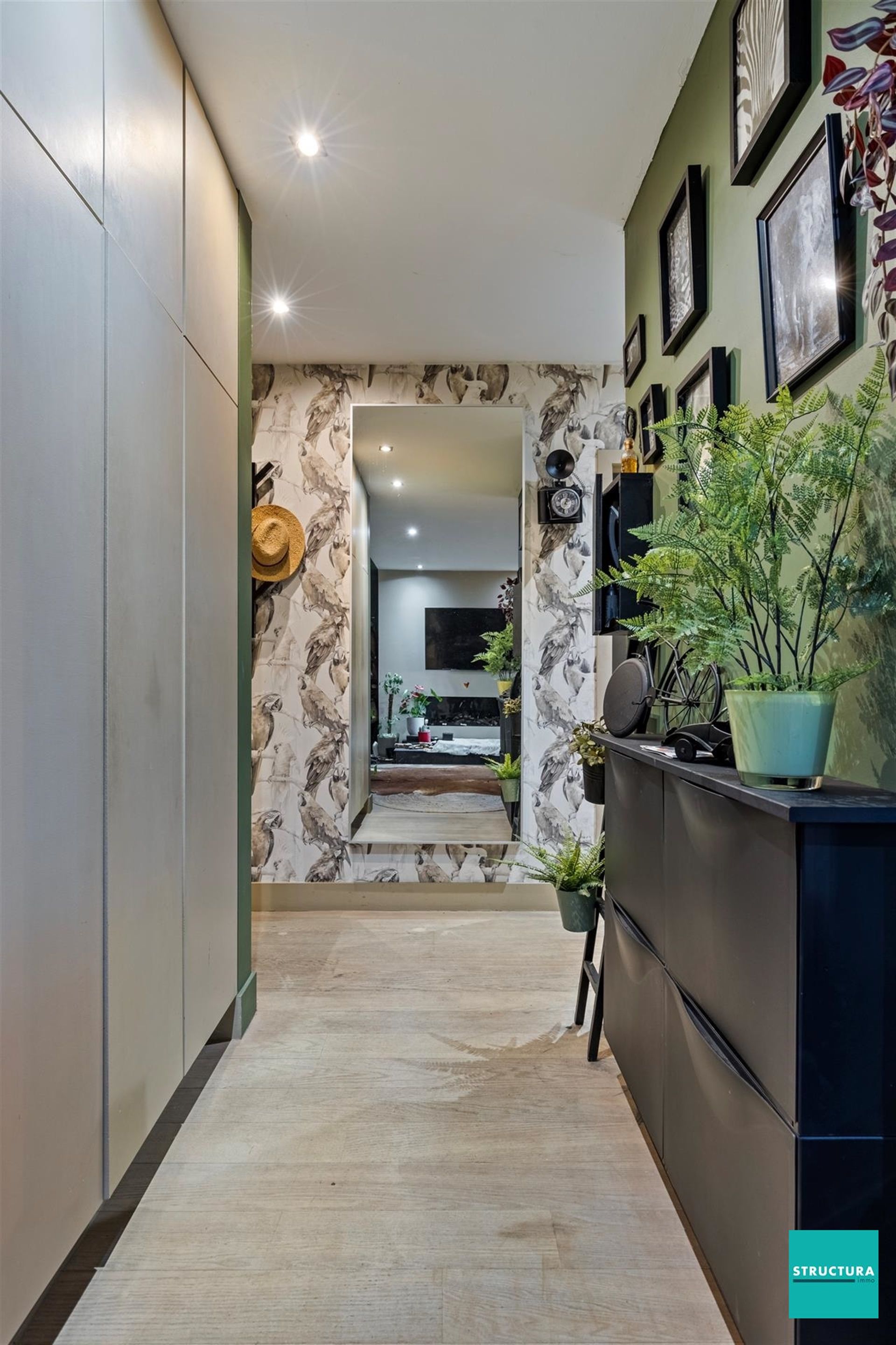 Gelijkvloers appartement met ruime tuin en twee carports foto 2