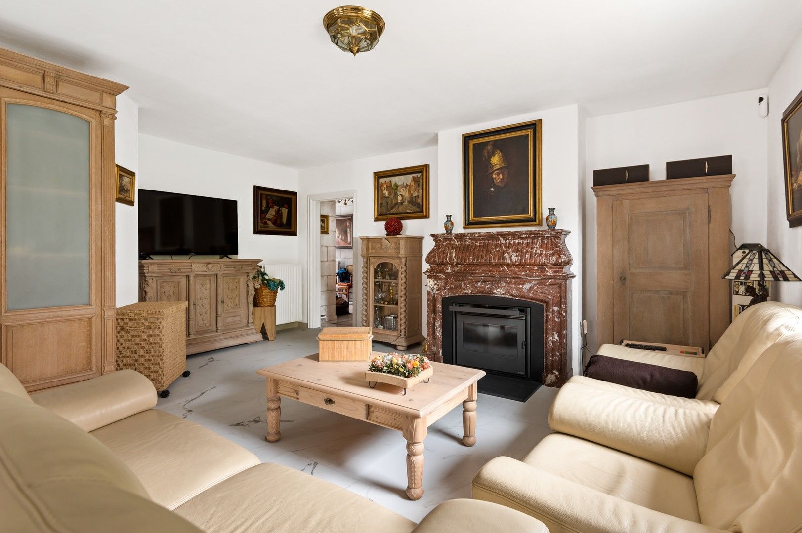 Knappe laagbouwwoning en groot bijgebouw met tuin en zwembad foto 4