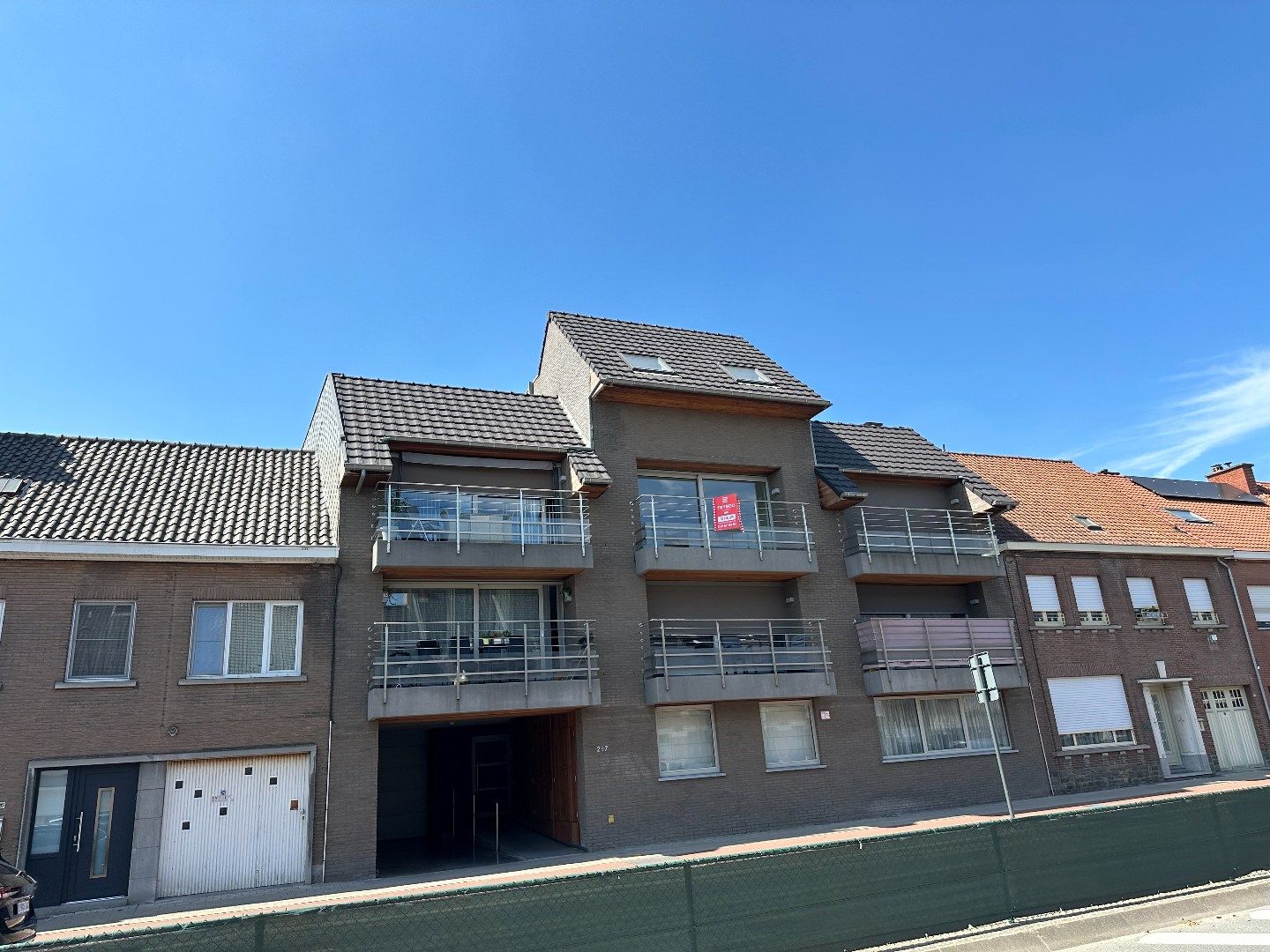 Ruim duplexappartement vlak bij het centrum van Roeselare foto {{pictureIndex}}