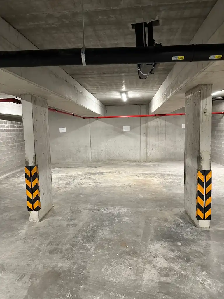 Ondergrondse autostaanplaats te Huur in centrum Rieme foto {{pictureIndex}}