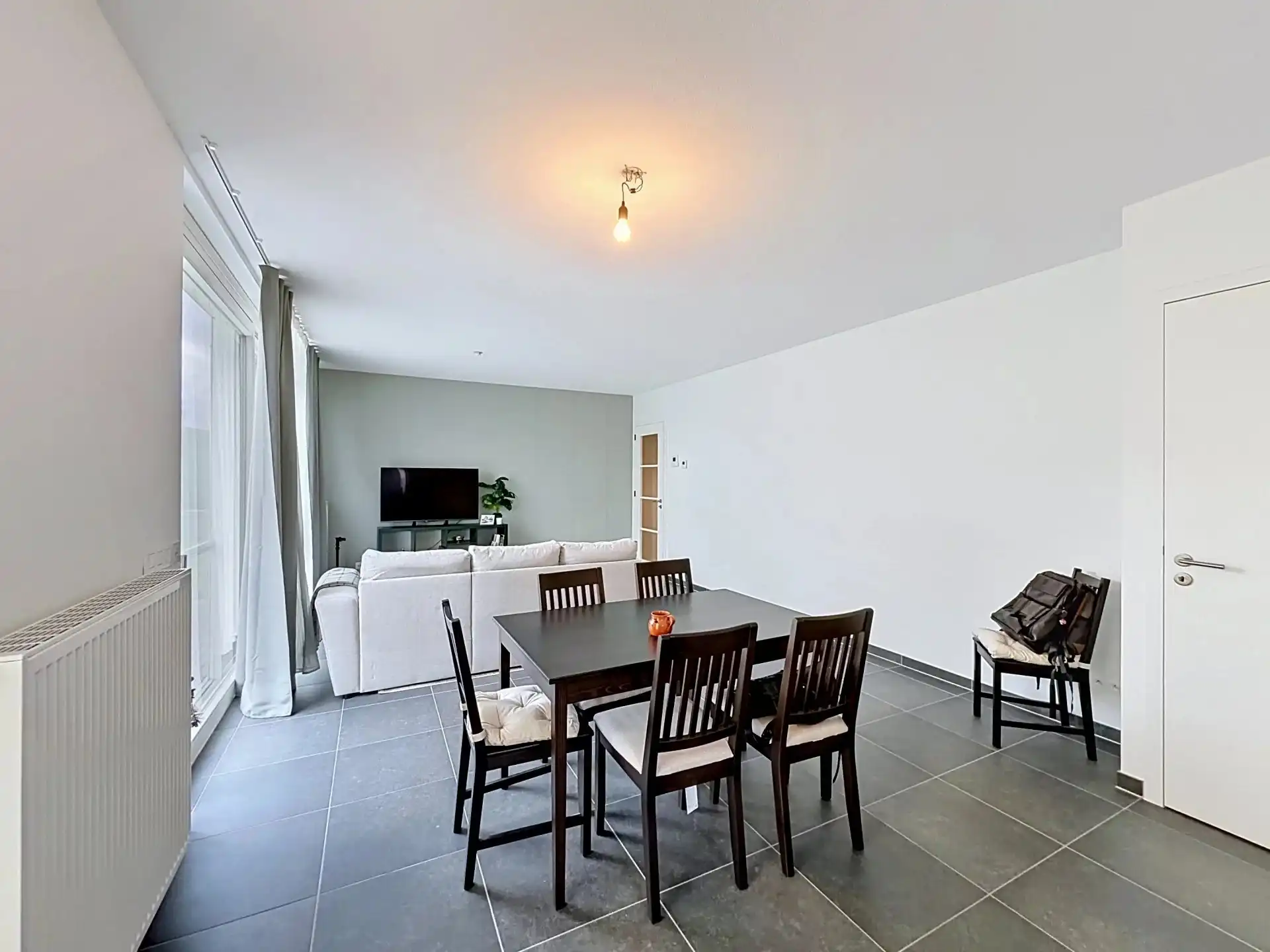 Modern appartement met 2 slaapkamers, terras en 2 ondergrondse staanplaatsen. foto 11