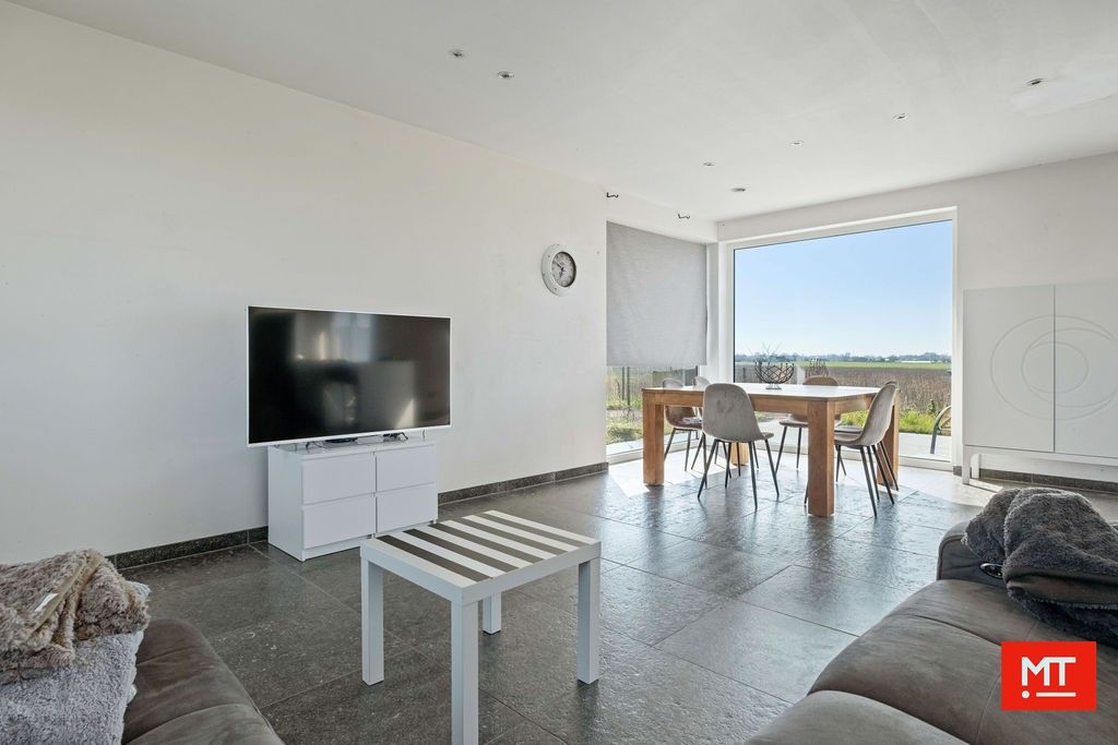 Alleenstaande woning met landelijk verzicht op 3.584 m² te koop in Ledegem foto 8