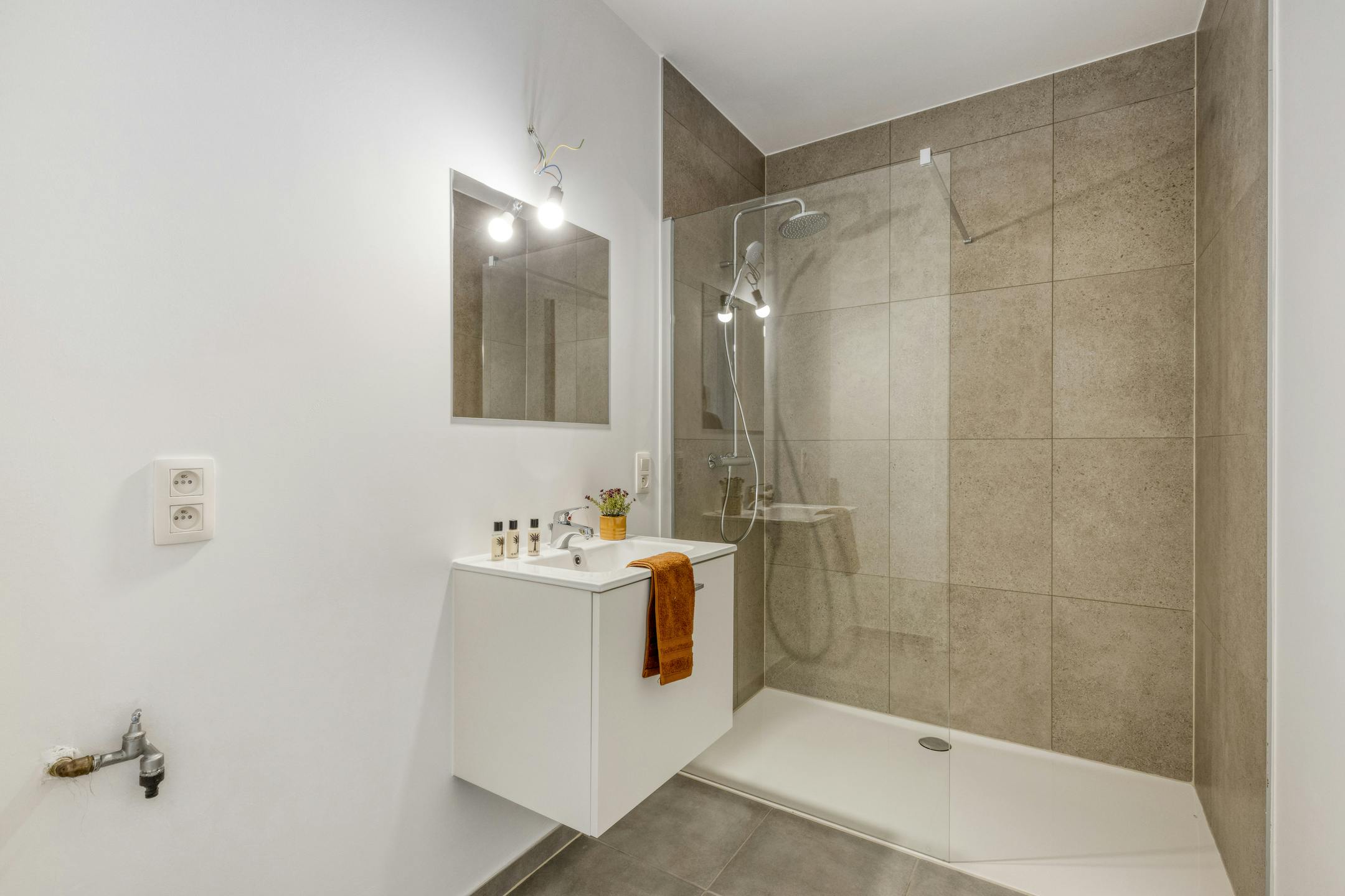 Instapklare nieuwbouwwoning met 3 slaapkamers en zwemvijver foto 13