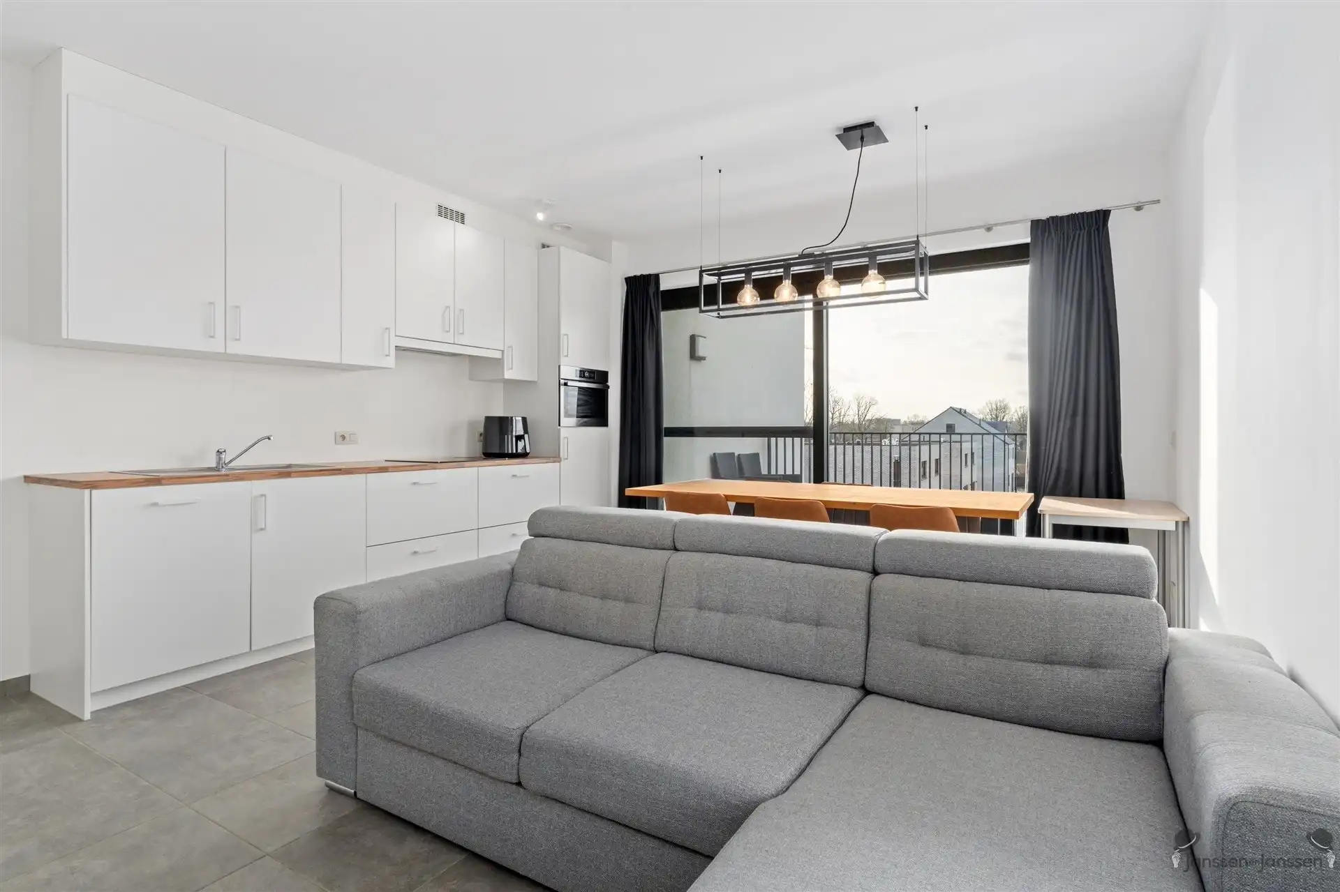 BEN appartement met terras, zonnepanelen, berging & garage foto 2