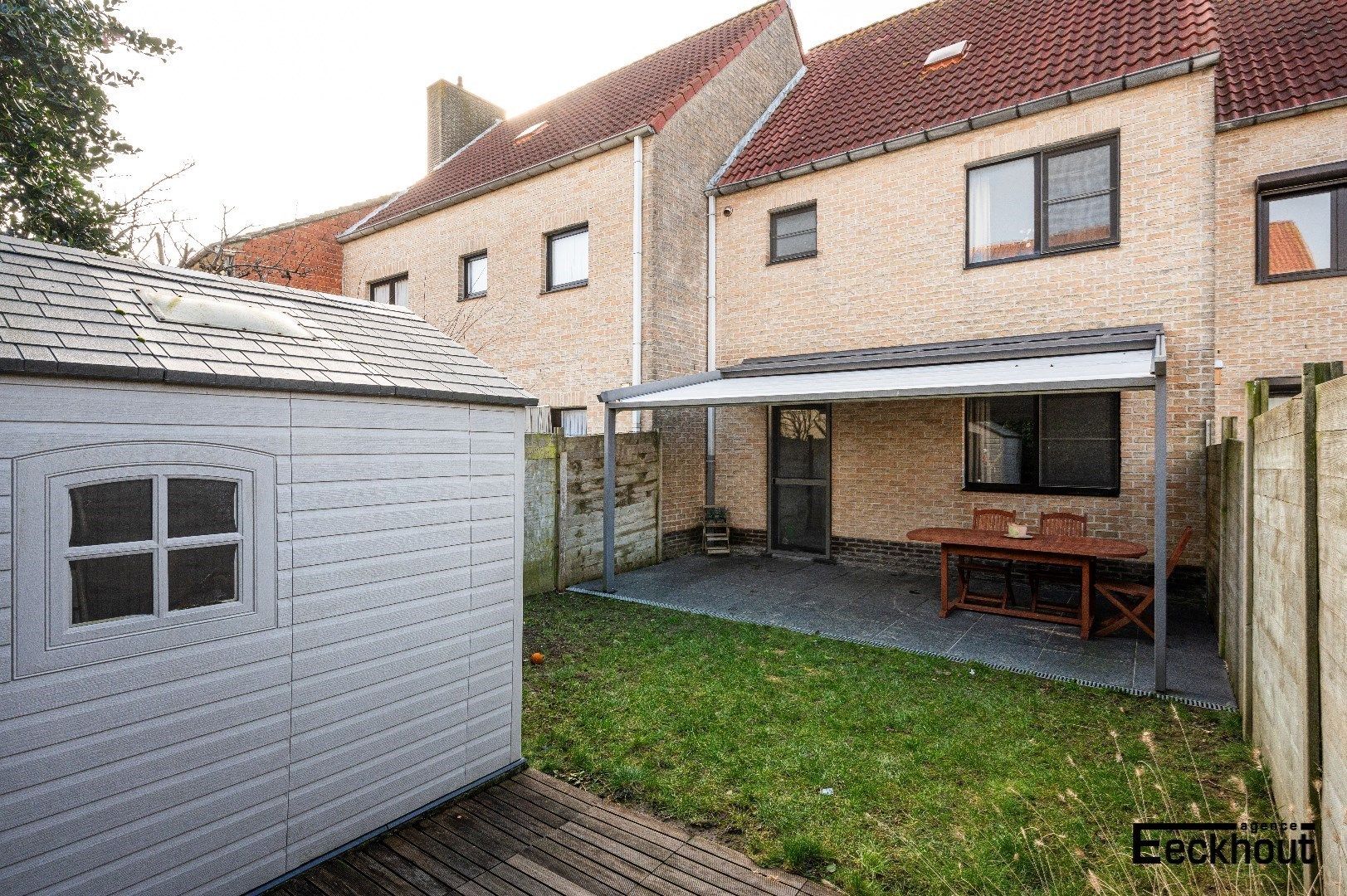 Instapklare woning met garage en tuin op enkele passen van het strand! foto 9