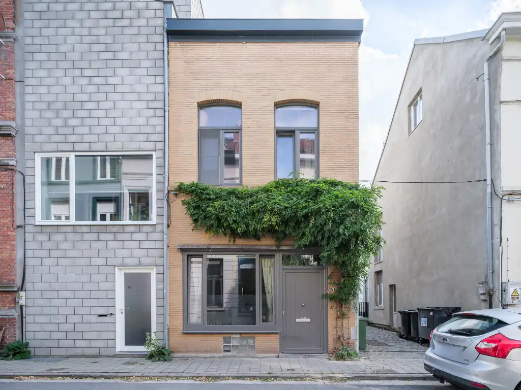 Instapklare stadswoning met tuin en dakterras nabij de Coupure foto {{pictureIndex}}
