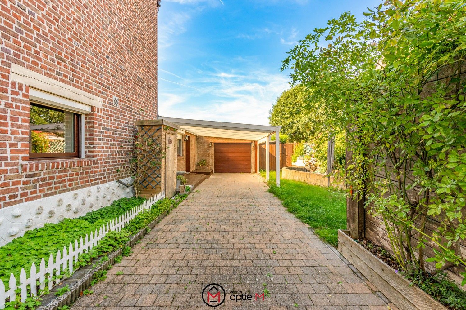 Ruime woning met garage en zonnepanelen foto 2