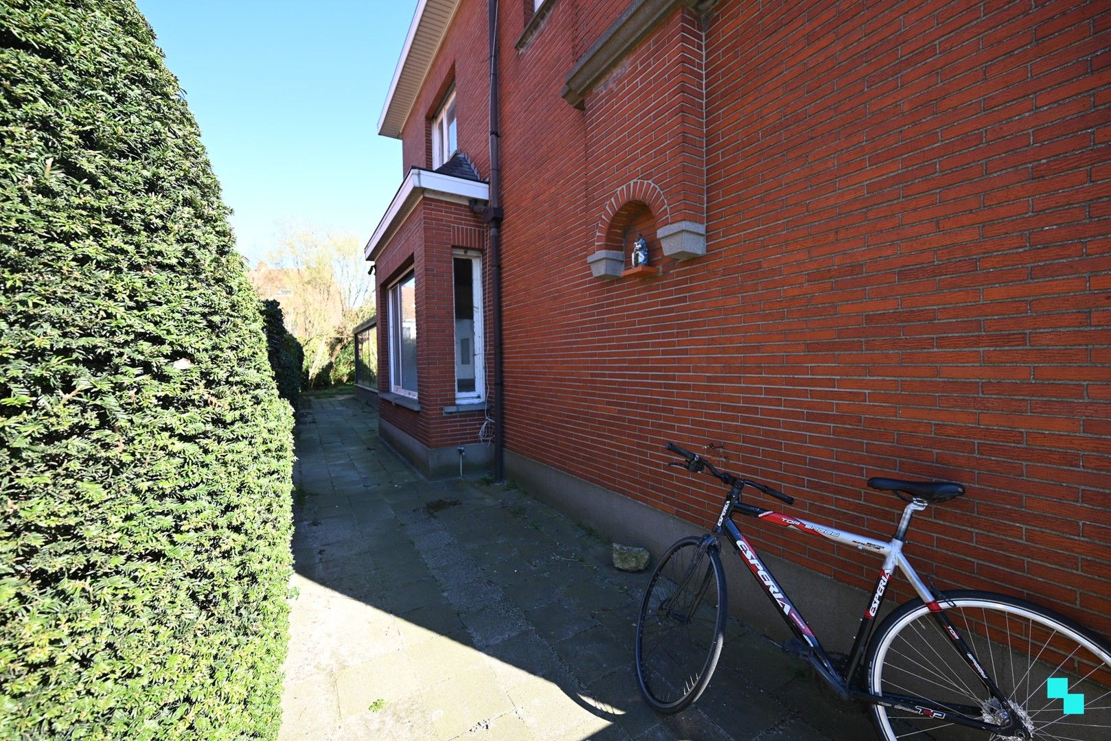 Ruime, te renoveren ééngezinswoning met achteruitweg te Emelgem foto 3