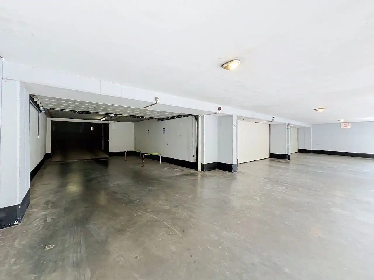 Bijzonder goed gelegen garagebox (op de eerste verdiep) van een centraal gelegen complex, vlakbij de Visserskapel foto 2