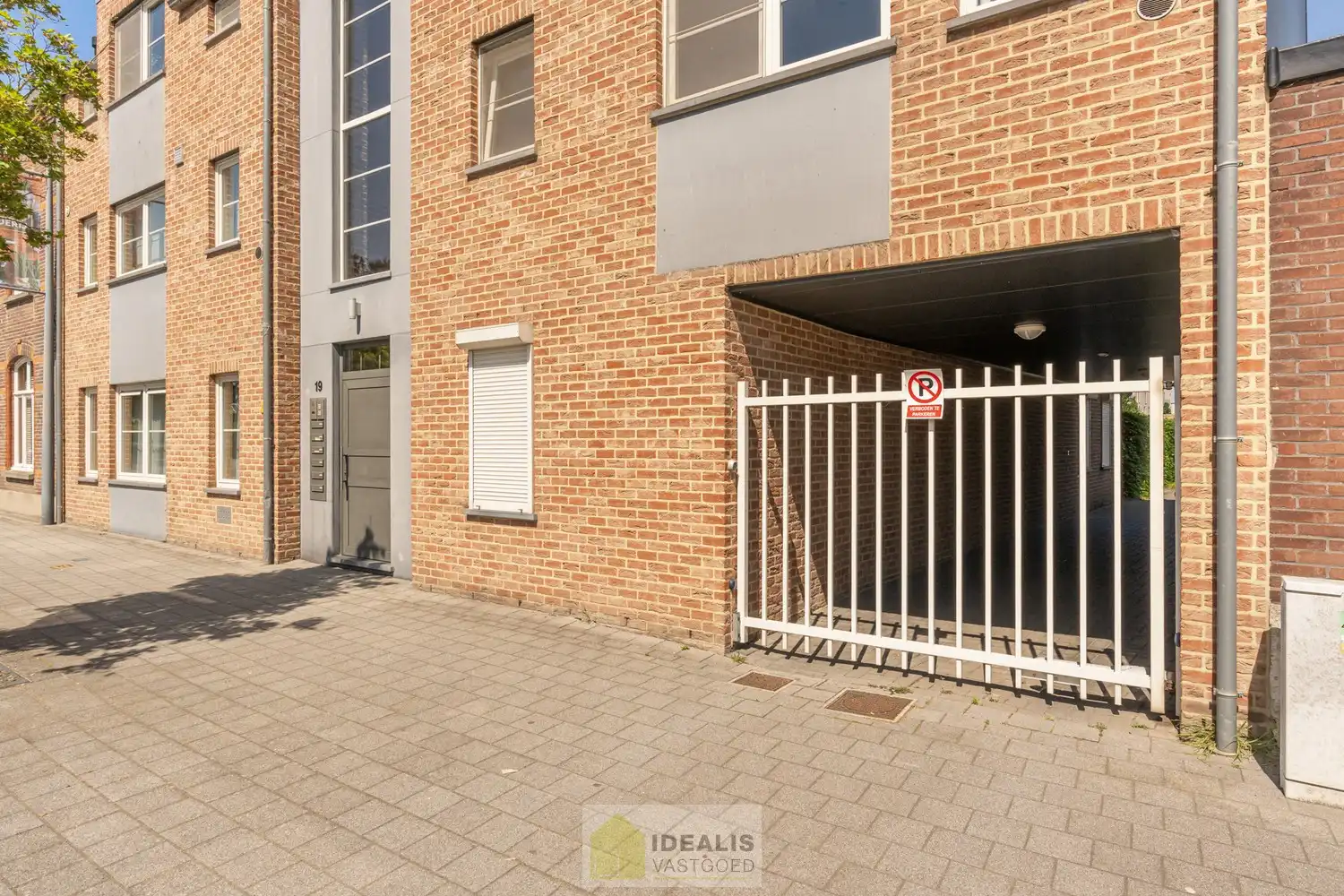 IDEALIS VASTGOED - PRACHTIG  EN LUXUEUS GELIJKVLOERS APPARTEMENT VAN MAAR LIEFST +-122M² IN EEN KLEINSCHALIGE RESIDENTIE MET 2 SLAAPKAMERS, AANGENAME LEEFRUIMTE MET AANSLUITEND KEUKEN MET KEUKENEILAND, BADKAMER VOORZIEN VAN BAD EN DOUCHE, ZEER RUIME GARAGE (+-28M²) EN TERRAS MET AANGELEGDE TUIN . Zeer geschikt voor kandidaten op zoek naar betaalbare woonruimte in zeer goede staat vlak bij de stadskern van Bree! foto 4