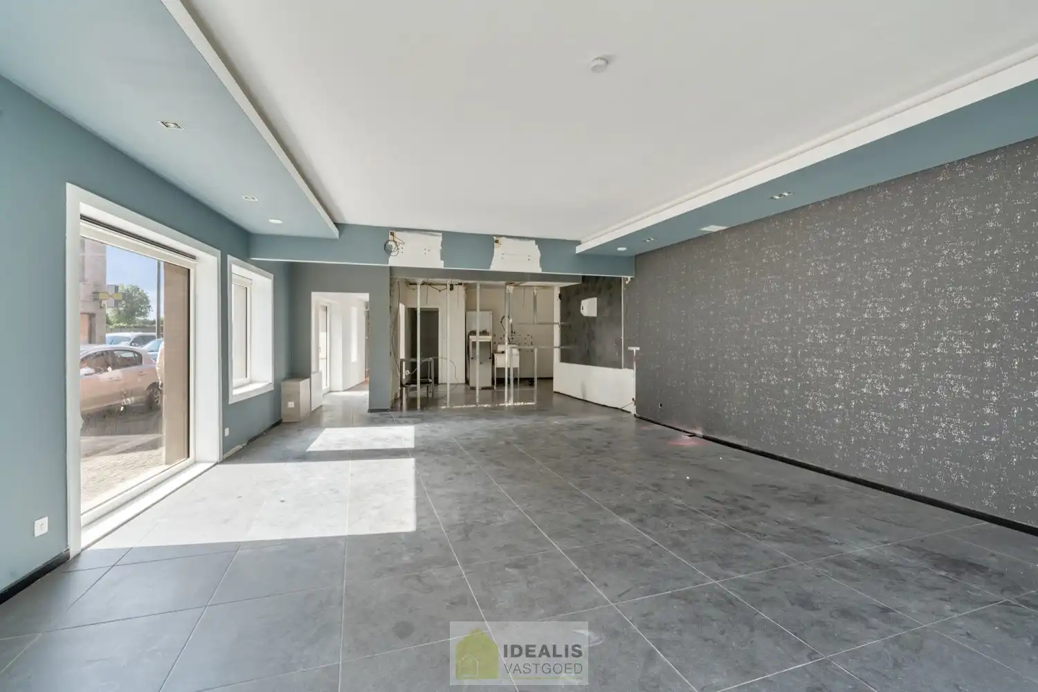 IDEALIS VASTGOED - HANDELSRUIMTE MET TAL VAN MOGELIJKHEDEN OP EEN TOPLOCATIE IN HET CENTRUM VAN PEER! Dit handelspand van +- 92m² is gelegen op de meest levendige winkelstraat van Peer met een breed aanbod aan winkels, restaurants en dienstverlenende bedrijven. Gemakkelijk te bereiken te voet, per auto én openbaar vervoer  en gelegen op een absolute zichtlocatie! foto 7