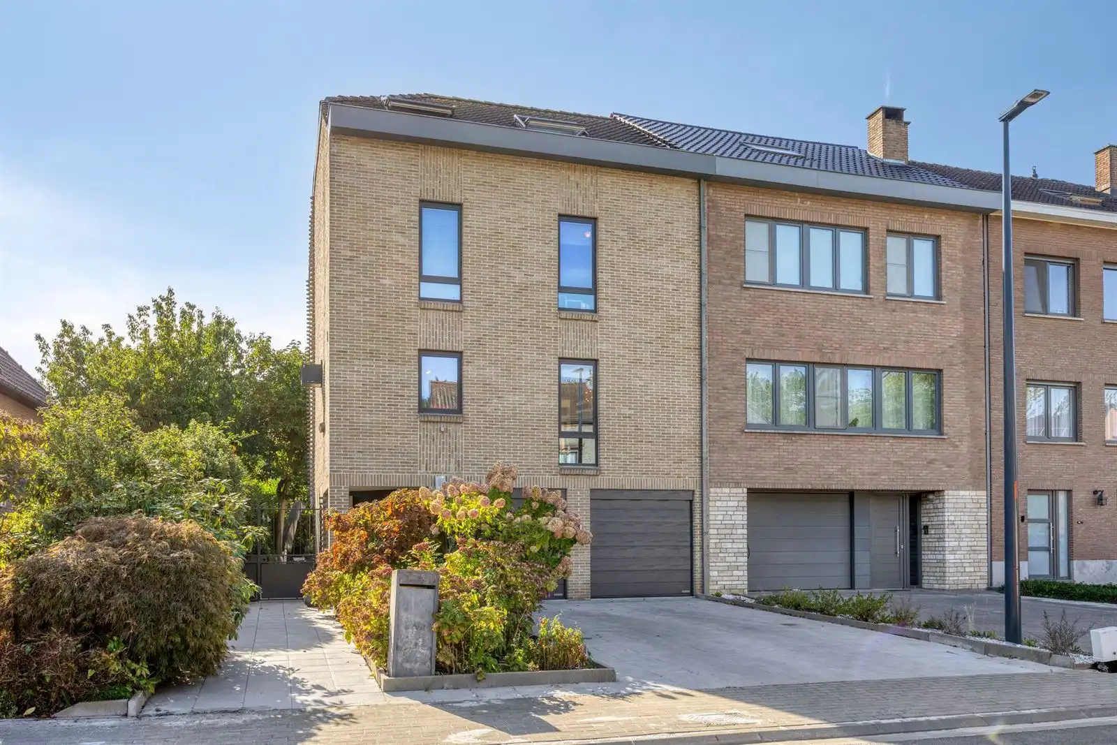 Lichtrijke en ruime 3-gevelwoning met tuin en dubbele garage foto 4