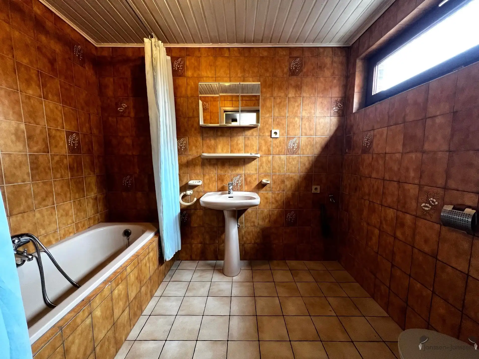 Te renoveren rijwoning met tuin foto 4