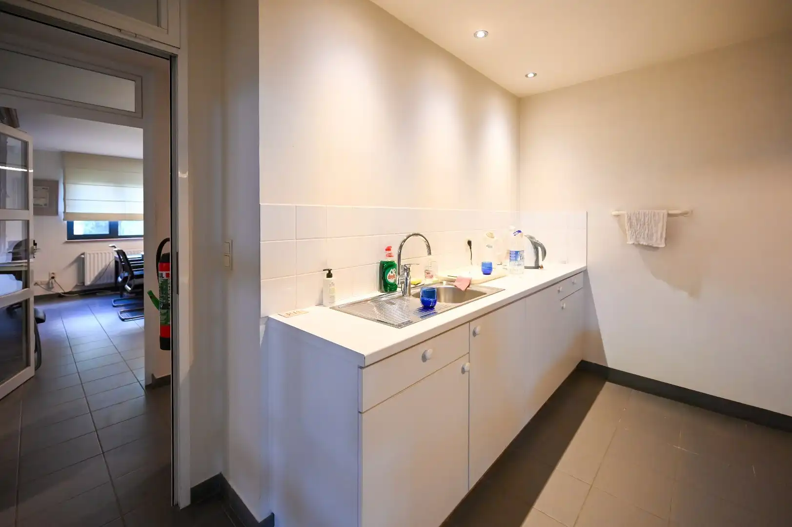 Bedrijfsgebouw met kantoor- en opslagruimte en heel wat parking op toplocatie foto 10