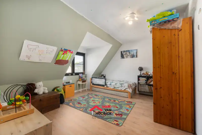 Instapklare woning met 5 slpkmrs en nieuw dak!!! foto 16