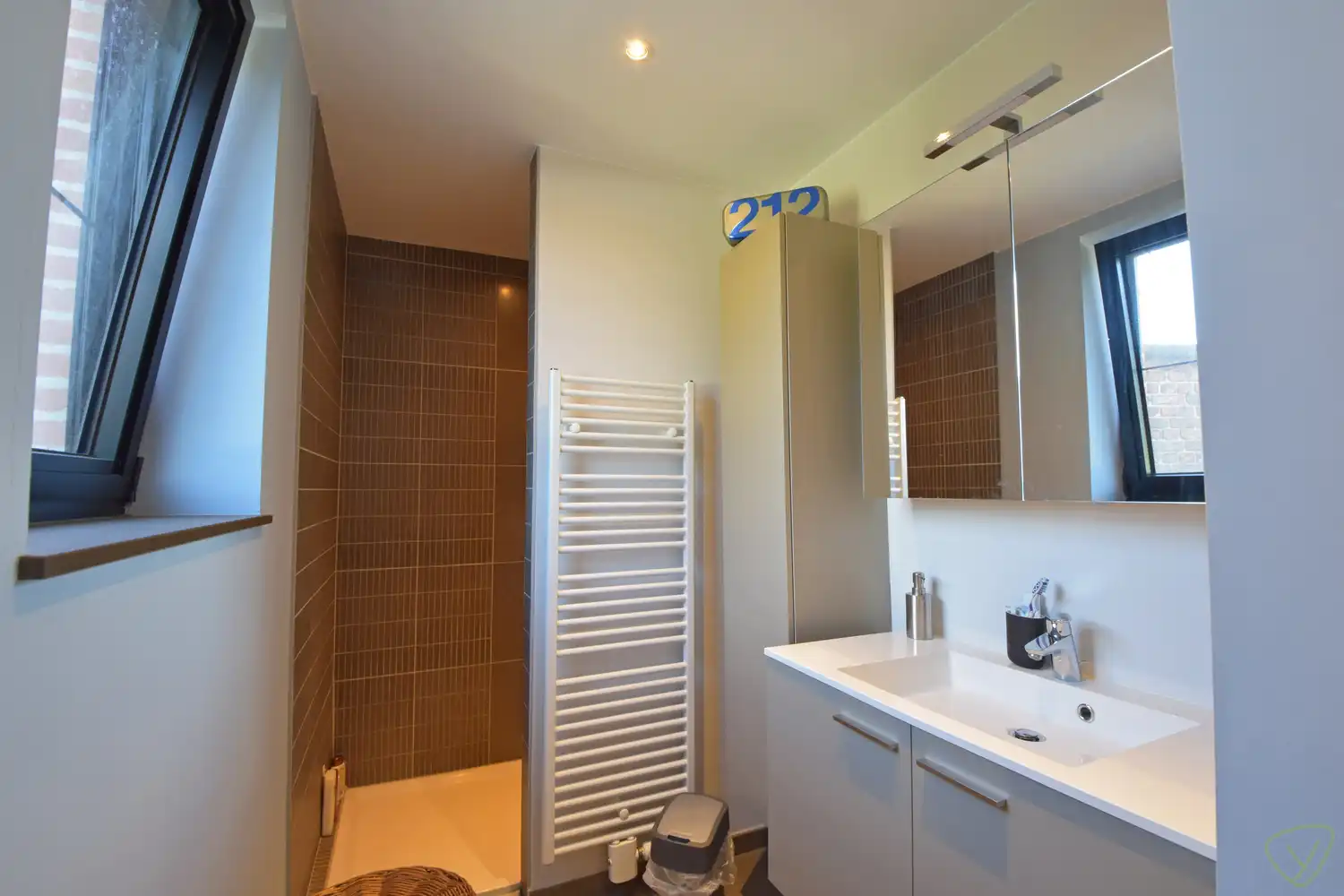 Modern en energiezuinig appartement op centrale ligging in Eeklo! foto 11