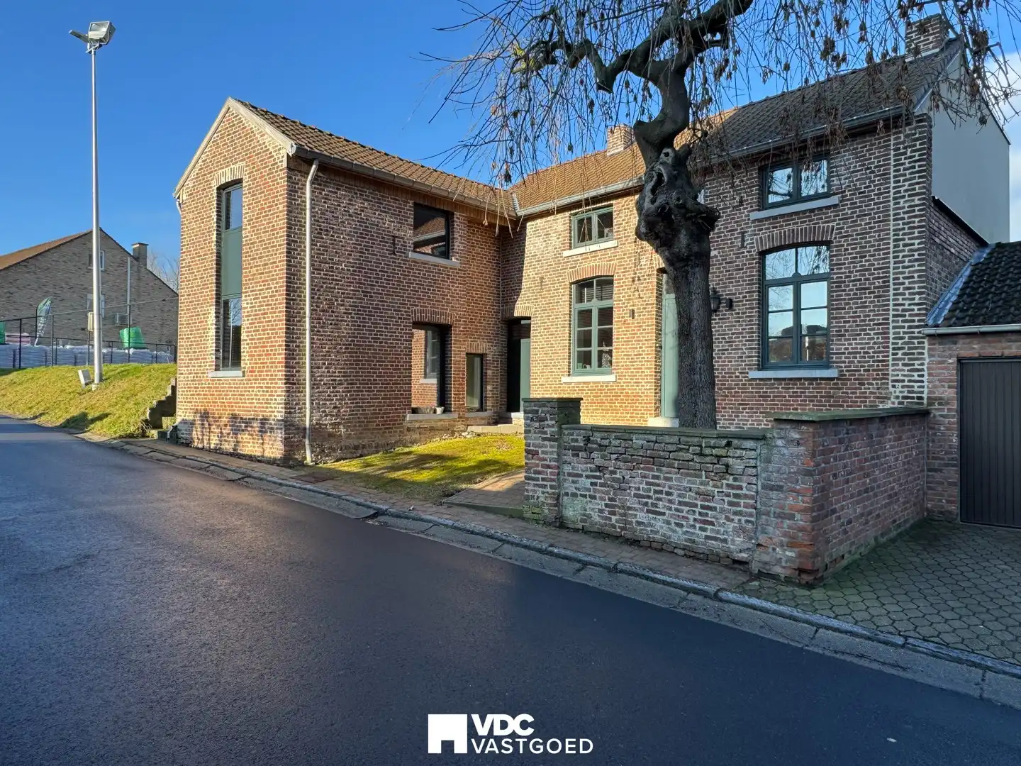 Charmante gerenoveerde woning met tuin in Klein-Gelmen (Heers) foto {{pictureIndex}}