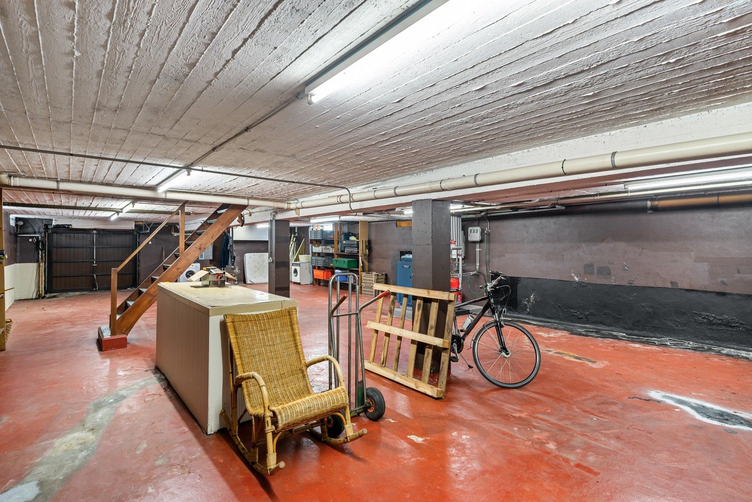 Ruime woning met prachtig onderhouden tuin met verzicht over de velden foto 25