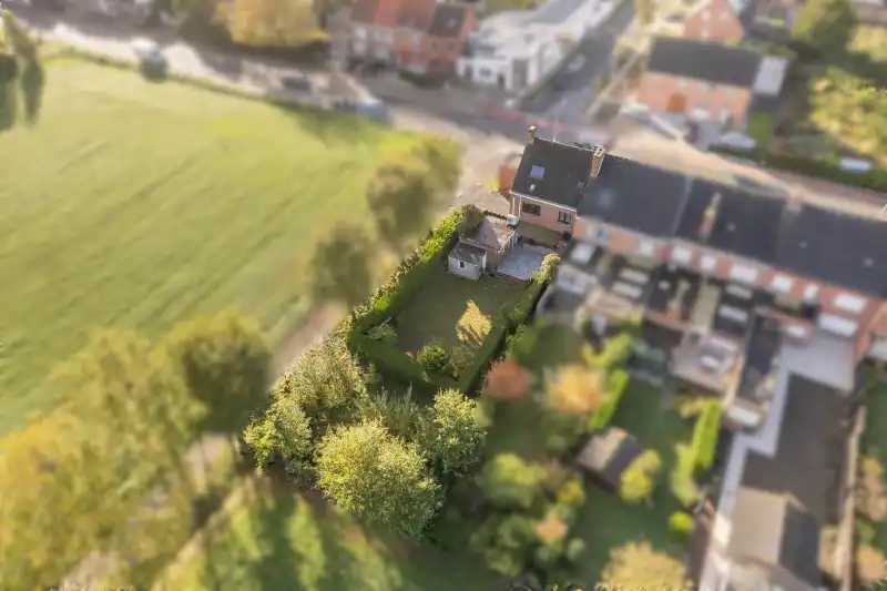 Gerenoveerde halfopen woning met ruime tuin. foto 23