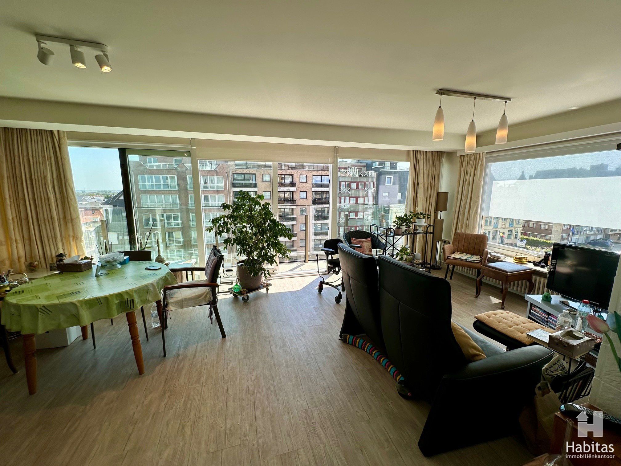Zeer ruim en zonnig hoekappartement met open zicht. foto 3
