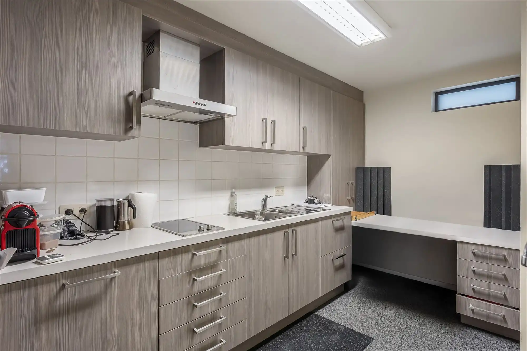 ZEER GOED GELEGEN HANDELSRUIMTE (110M²) MET BUREAU EN KITCHENETTE TE PAAL foto 9