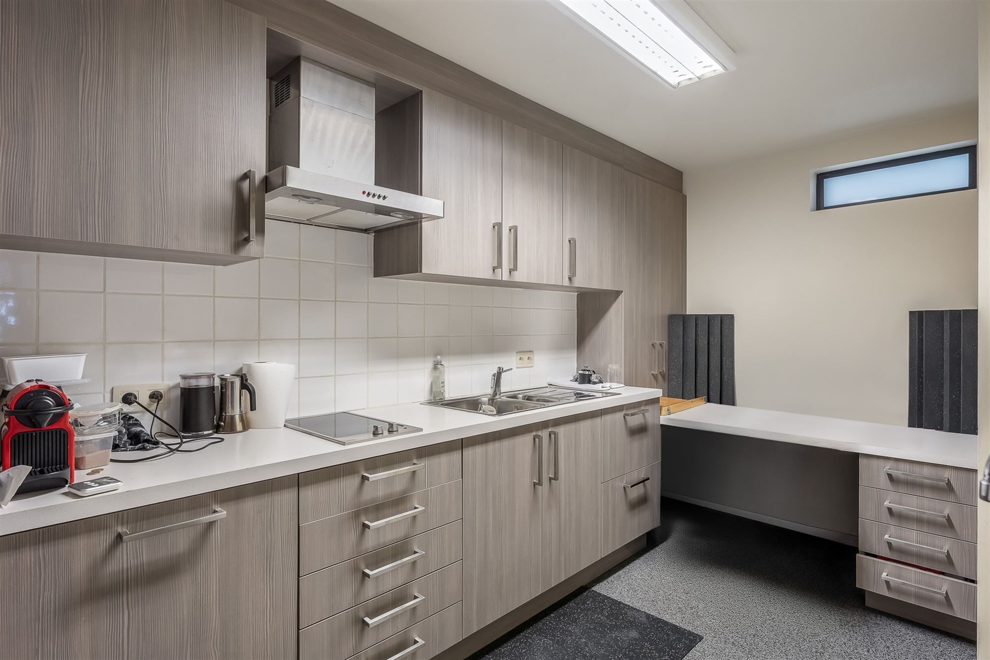 ZEER GOED GELEGEN HANDELSRUIMTE (110M²) MET BUREAU EN KITCHENETTE TE PAAL foto 9