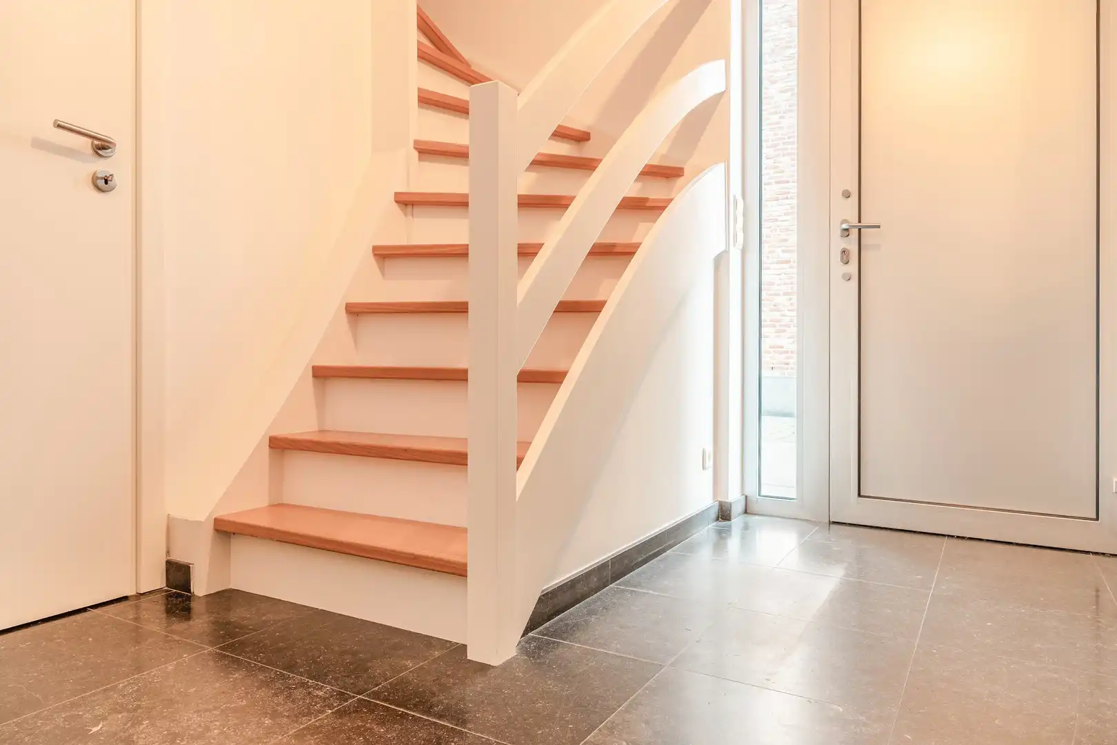 Een instapklare, ruime gezinswoning met top ligging te Zwijndrecht! foto 8