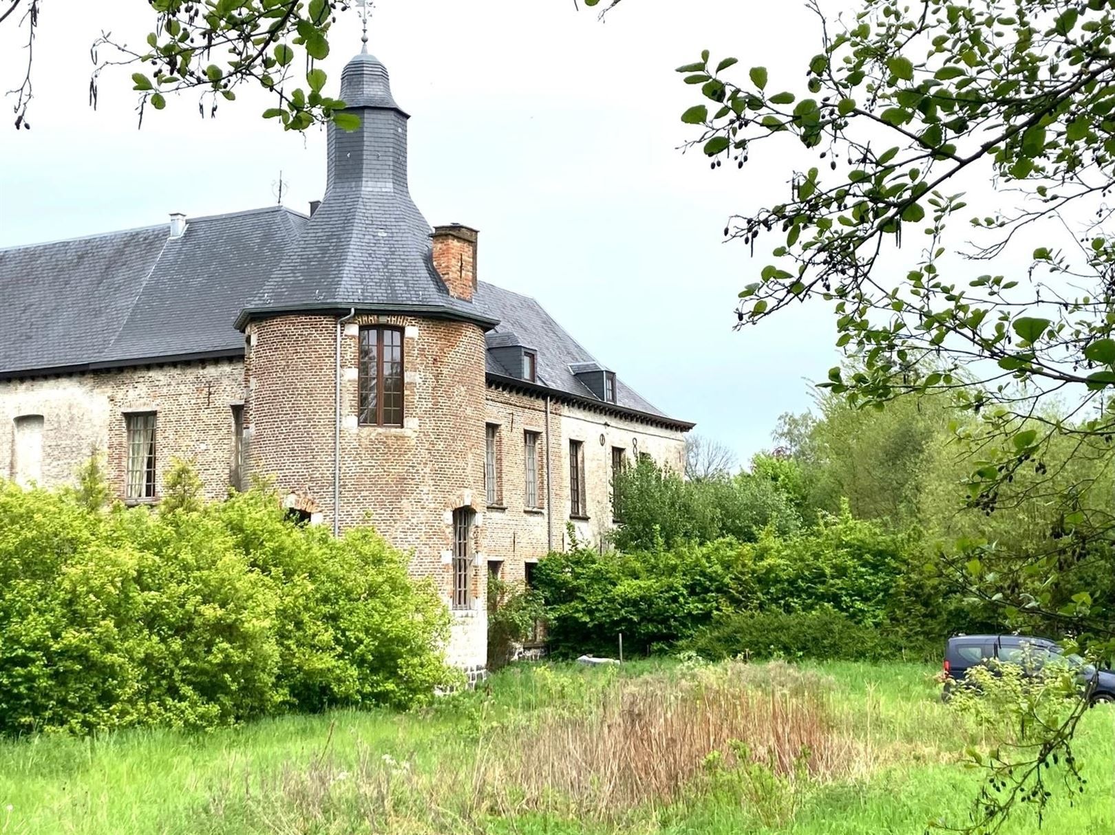 Hoofdfoto van de publicatie: Château d'Epinois met toren, en met dépendance logies.