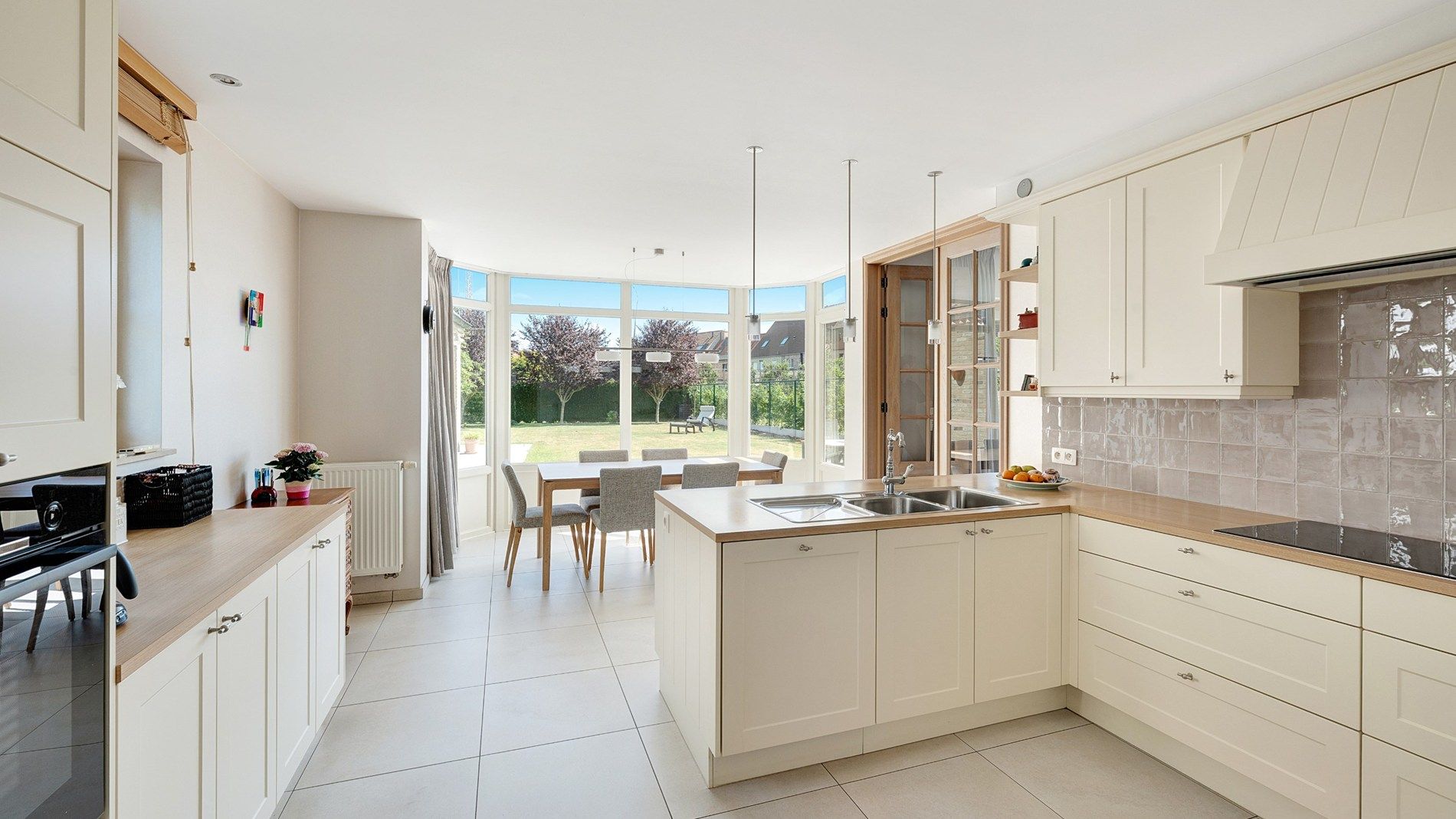 Bijzonder groot en goed onderhouden halfopen villa foto 3