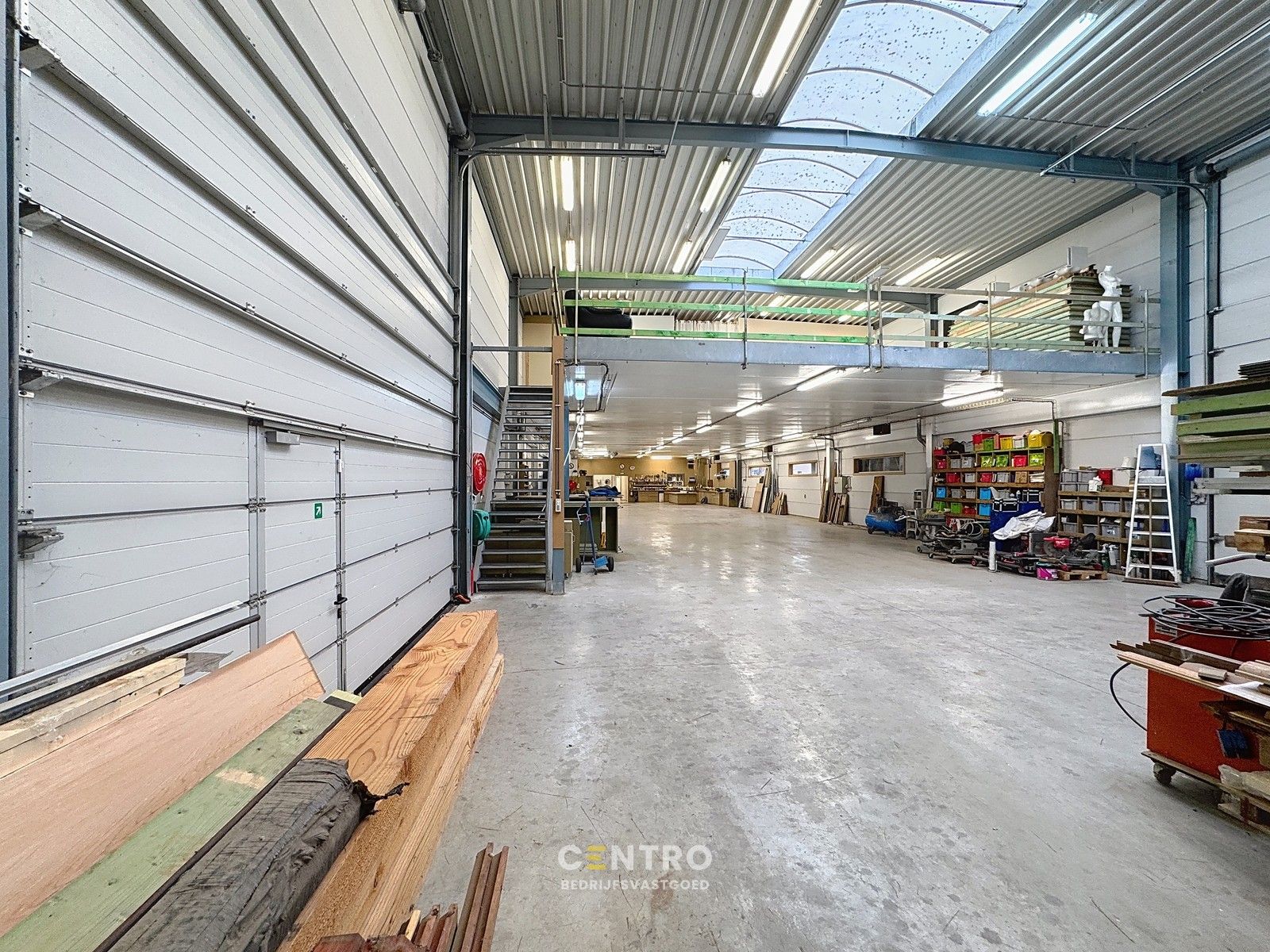 Prachtig BEDRIJFSPAND, bestaande uit MAGAZIJN (576m2 + tussenverdieping), BURELEN en instapklare, alleenstaande WONING. Op ambachtelijke zone te Aalter. foto 2