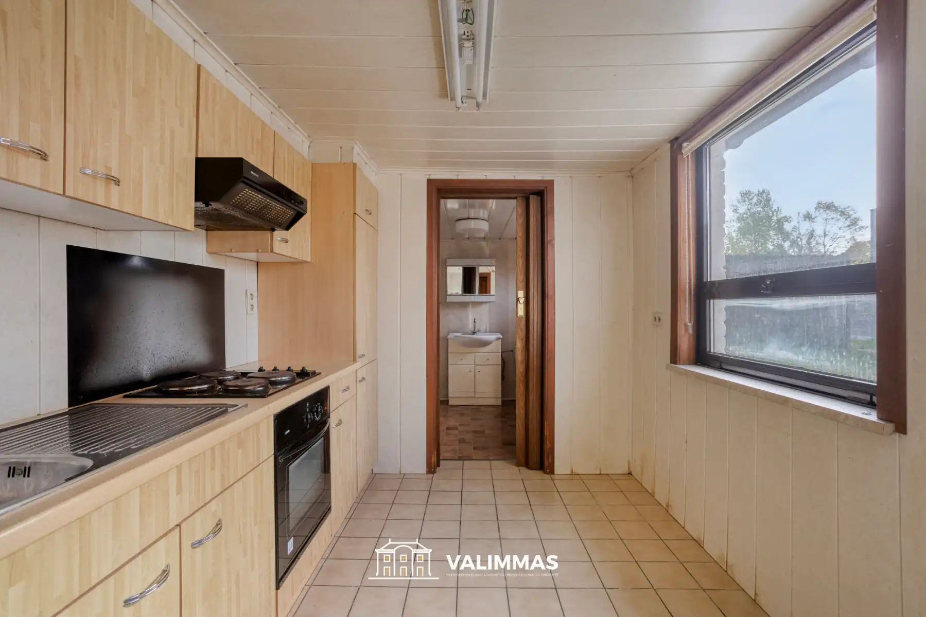 Een driegevelwoning met garage en grote tuin, op ± 26 are ! foto 8